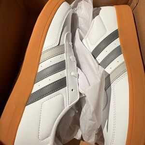 Adidas Brecnet 2.5 tennis. Youth 5.5 new in the box